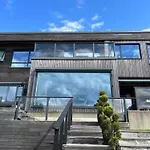 Med 5 Soverom, 4 Bad Og 3 Kjokken, 400 M Fra Lokal Badestrand *