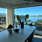 Med 5 Soverom, 4 Bad Og 3 Kjokken, 400 M Fra Lokal Badestrand Villa *