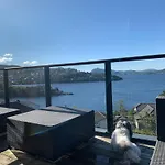 Med 5 Soverom, 4 Bad Og 3 Kjokken, 400 M Fra Lokal Badestrand Villa Bergen