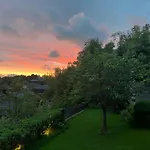 Med 5 Soverom, 4 Bad Og 3 Kjokken, 400 M Fra Lokal Badestrand Villa Bergen
