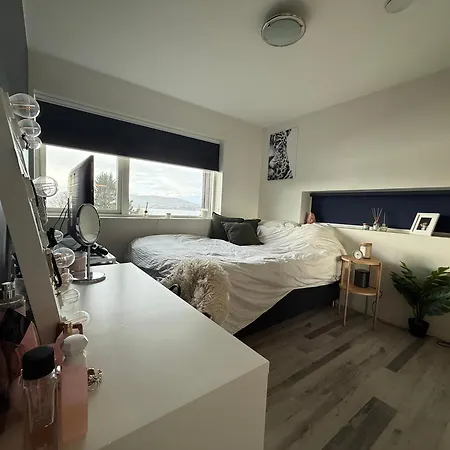 Med 5 Soverom, 4 Bad Og 3 Kjokken, 400 M Fra Lokal Badestrand Bergen