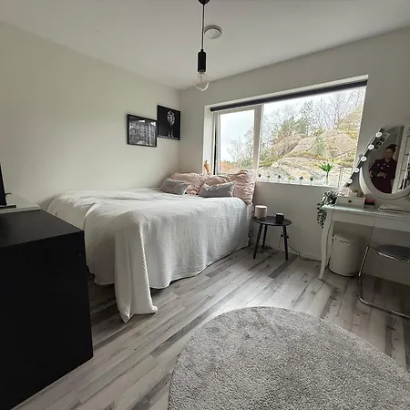 Med 5 Soverom, 4 Bad Og 3 Kjokken, 400 M Fra Lokal Badestrand Villa