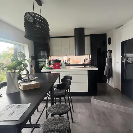 Med 5 Soverom, 4 Bad Og 3 Kjokken, 400 M Fra Lokal Badestrand Villa Bergen