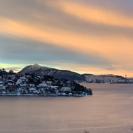 Med 5 Soverom, 4 Bad Og 3 Kjokken, 400 M Fra Lokal Badestrand Villa