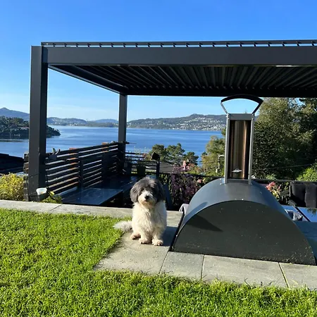 Med 5 Soverom, 4 Bad Og 3 Kjokken, 400 M Fra Lokal Badestrand
