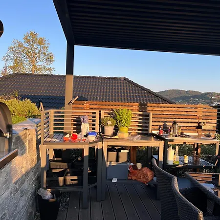 Med 5 Soverom, 4 Bad Og 3 Kjokken, 400 M Fra Lokal Badestrand Villa Bergen
