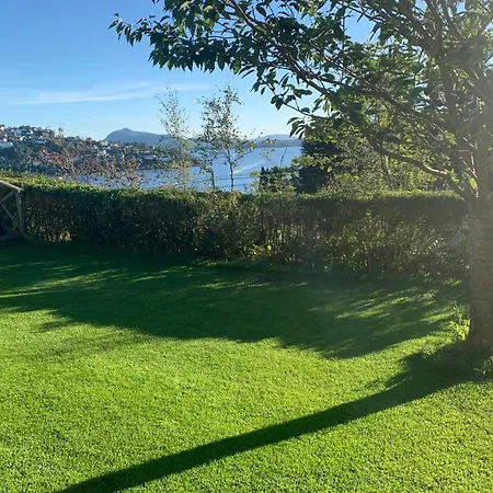 Med 5 Soverom, 4 Bad Og 3 Kjokken, 400 M Fra Lokal Badestrand *