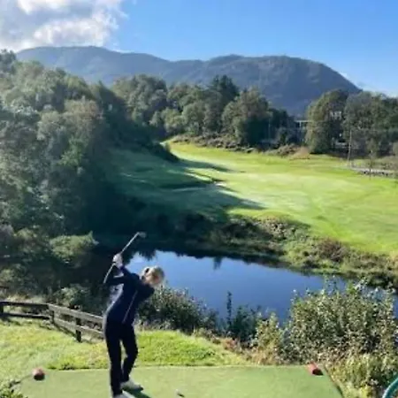 Med 5 Soverom, 4 Bad Og 3 Kjokken, 400 M Fra Lokal Badestrand Villa Bergen