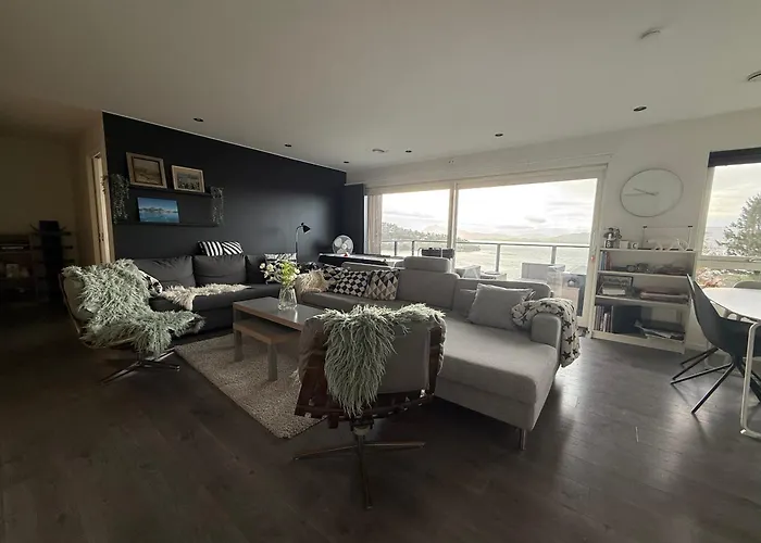 Villa Med 5 Soverom, 4 Bad Og 3 Kjokken, 400 M Fra Lokal Badestrand Bergen