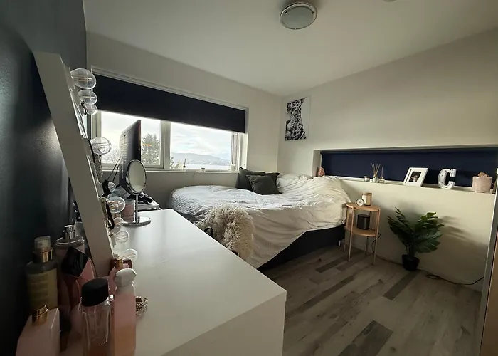 Med 5 Soverom, 4 Bad Og 3 Kjokken, 400 M Fra Lokal Badestrand Bergen