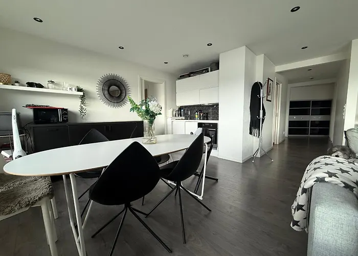 Med 5 Soverom, 4 Bad Og 3 Kjokken, 400 M Fra Lokal Badestrand Villa