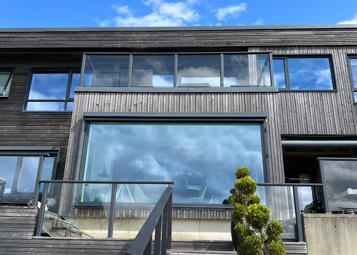 Med 5 Soverom, 4 Bad Og 3 Kjokken, 400 M Fra Lokal Badestrand *
