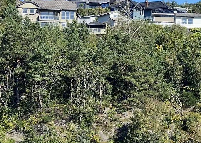 Med 5 Soverom, 4 Bad Og 3 Kjokken, 400 M Fra Lokal Badestrand Villa *