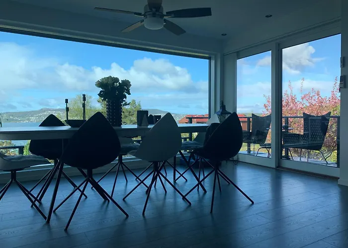 Med 5 Soverom, 4 Bad Og 3 Kjokken, 400 M Fra Lokal Badestrand Bergen