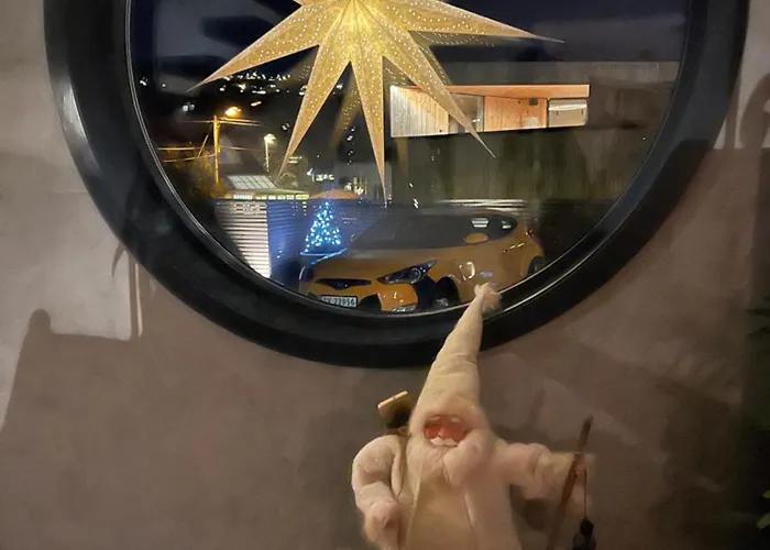 Med 5 Soverom, 4 Bad Og 3 Kjokken, 400 M Fra Lokal Badestrand Villa