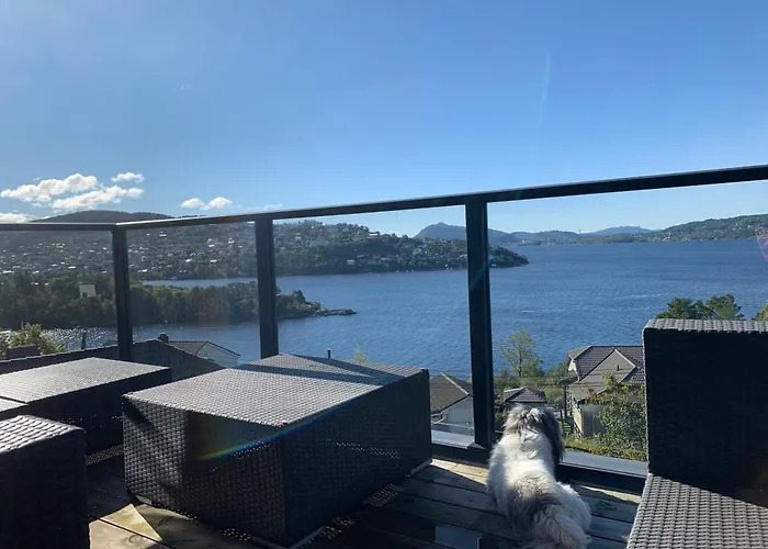 Med 5 Soverom, 4 Bad Og 3 Kjokken, 400 M Fra Lokal Badestrand Villa Bergen
