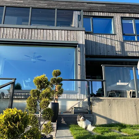 Med 5 Soverom, 4 Bad Og 3 Kjokken, 400 M Fra Lokal Badestrand Villa Bergen