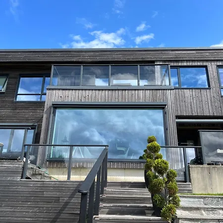 Med 5 Soverom, 4 Bad Og 3 Kjokken, 400 M Fra Lokal Badestrand *