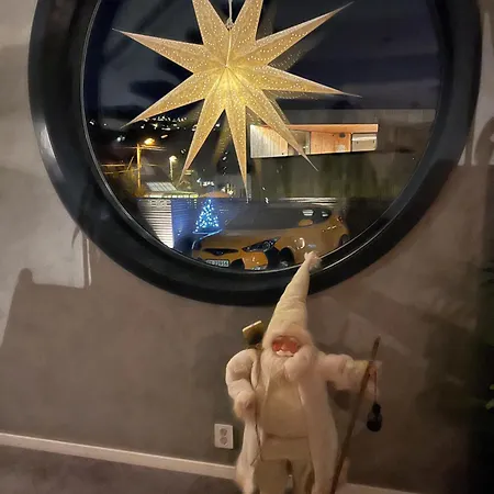 Med 5 Soverom, 4 Bad Og 3 Kjokken, 400 M Fra Lokal Badestrand Villa